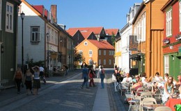TRONDHEIM: EXCURSIÓN A PIE POR LA CIUDAD