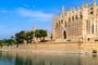 Foto de <a href="https://unsplash.com/es/@davidvives?utm_source=unsplash&utm_medium=referral&utm_content=creditCopyText">David Vives</a> en <a href="https://unsplash.com/es/fotos/un-gran-edificio-con-filas-de-sillas-y-una-torre-al-fondo-qHALvLxWFqI?utm_source=unsplash&utm_medium=referral&utm_content=creditCopyText">Unsplash</a>
