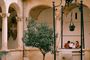 Foto de <a href="https://unsplash.com/es/@giulia_arciere?utm_source=unsplash&utm_medium=referral&utm_content=creditCopyText">Giulia Arciere</a> en <a href="https://unsplash.com/es/fotos/dos-personas-sentadas-en-un-banco-en-un-patio-E1mG4KduSCM?utm_source=unsplash&utm_medium=referral&utm_content=creditCopyText">Unsplash</a>