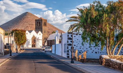 Fuerteventura Esencial: De Cuevas Salvajes a Dunas Doradas