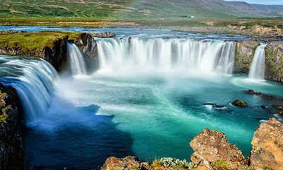 La cascada de Godafoss y la casa de Navidad