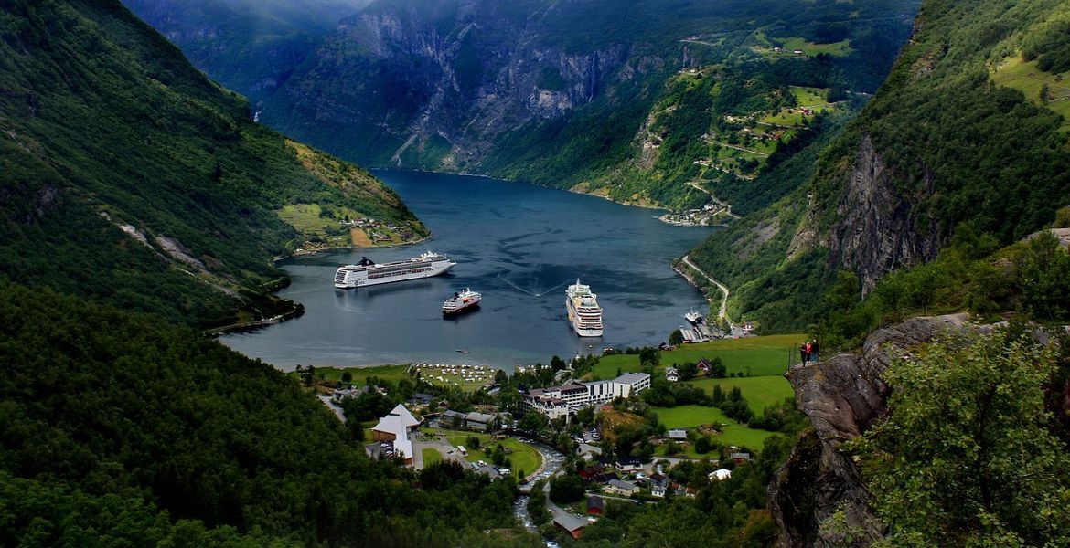 De crucero por los fiordos noruegos, Geiranger y Hellesylt