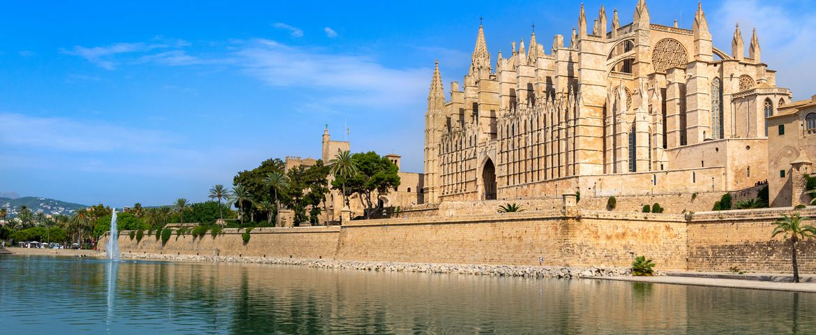 Foto de <a href="https://unsplash.com/es/@davidvives?utm_source=unsplash&utm_medium=referral&utm_content=creditCopyText">David Vives</a> en <a href="https://unsplash.com/es/fotos/un-gran-edificio-con-filas-de-sillas-y-una-torre-al-fondo-qHALvLxWFqI?utm_source=unsplash&utm_medium=referral&utm_content=creditCopyText">Unsplash</a>