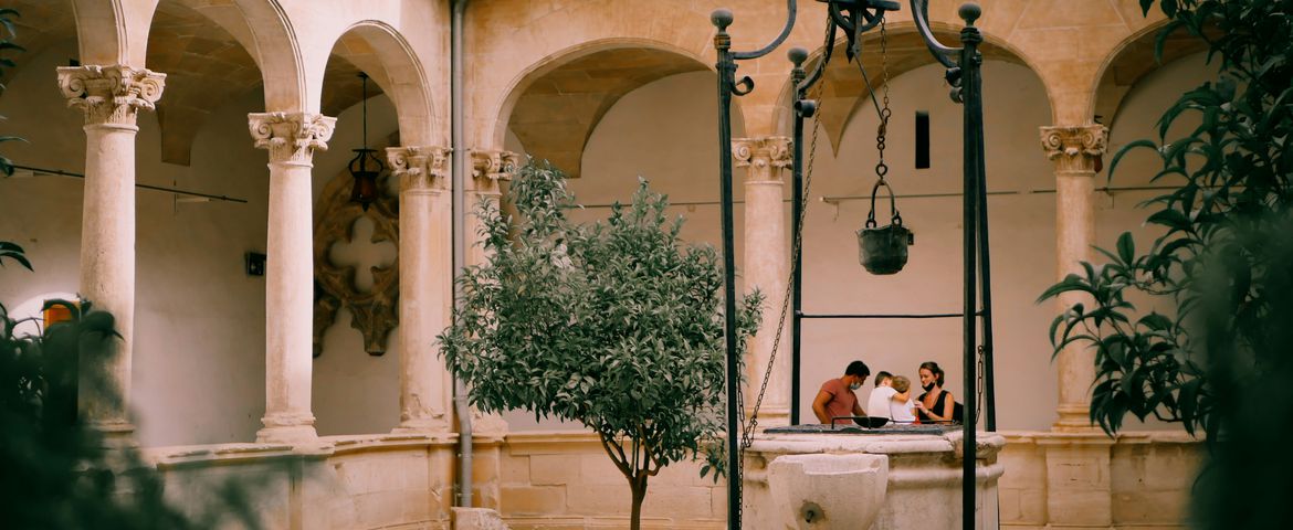 Foto de <a href="https://unsplash.com/es/@giulia_arciere?utm_source=unsplash&utm_medium=referral&utm_content=creditCopyText">Giulia Arciere</a> en <a href="https://unsplash.com/es/fotos/dos-personas-sentadas-en-un-banco-en-un-patio-E1mG4KduSCM?utm_source=unsplash&utm_medium=referral&utm_content=creditCopyText">Unsplash</a>