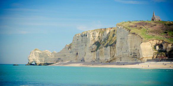 Normandía Espectacular: Acantilados de Étretat y el Encanto de Honfleur